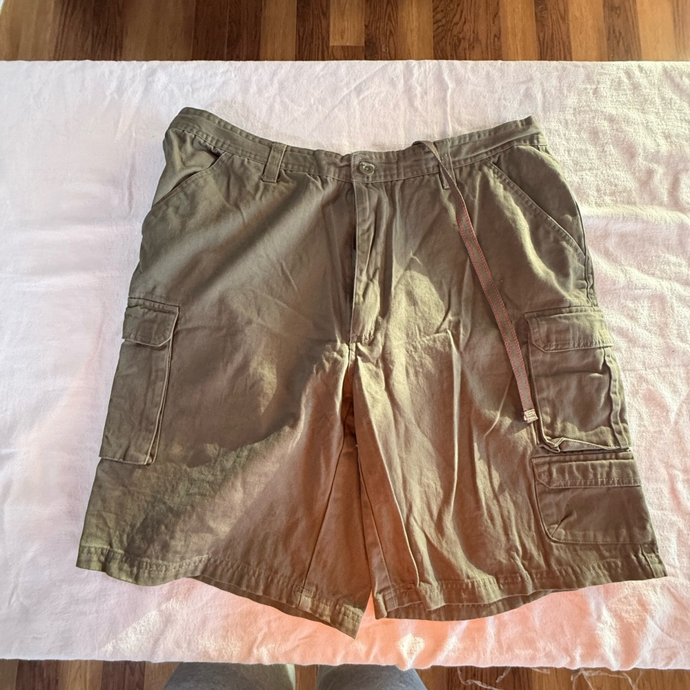 Men's Khaki Cargo Shorts size 40‎